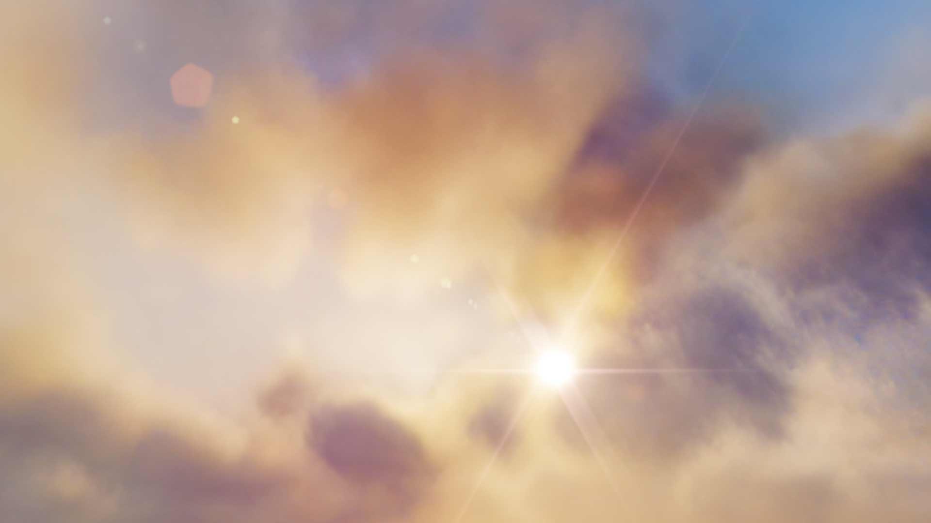 Lite blå sommarhimmel, med moln och strålande sol