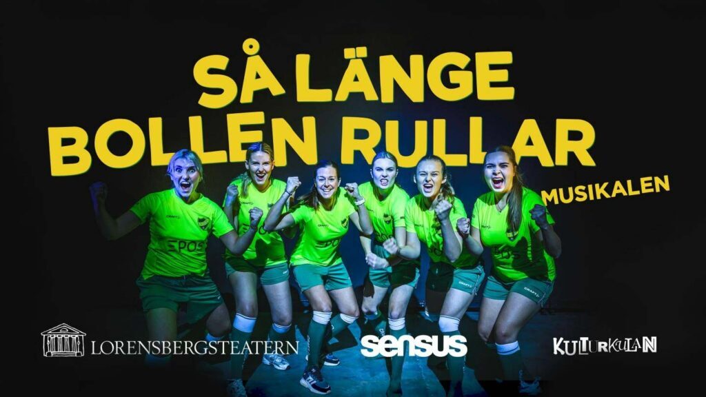 Lotta Schelin med en del av Vide BK's spelare i musikalen Så länge bollen rullar