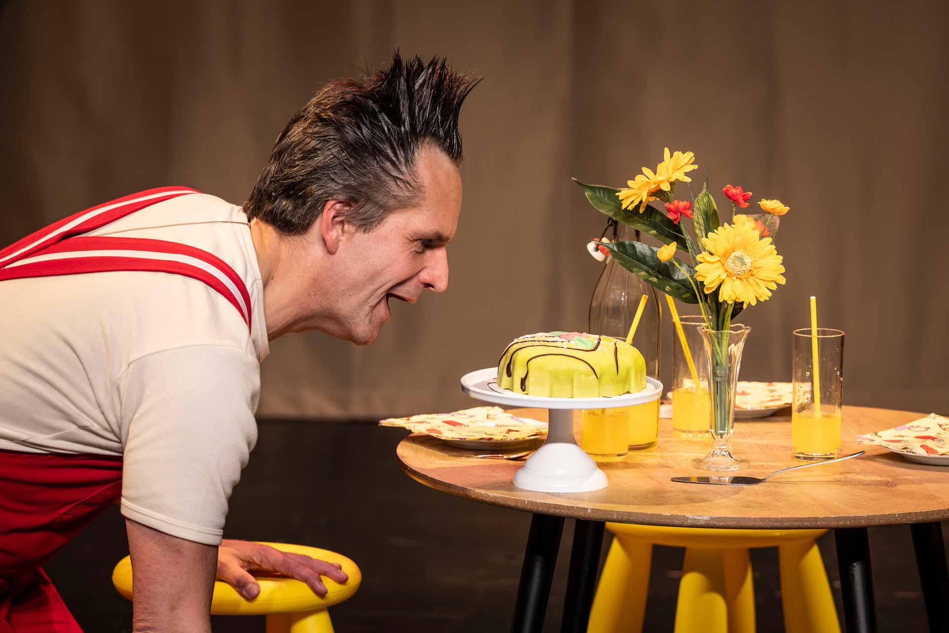 Ska vi läka lite, föreställningsfoto, David Oest i rollen som Kim, som snart kommer att få ont i magen. Foto: Tilo Stengel